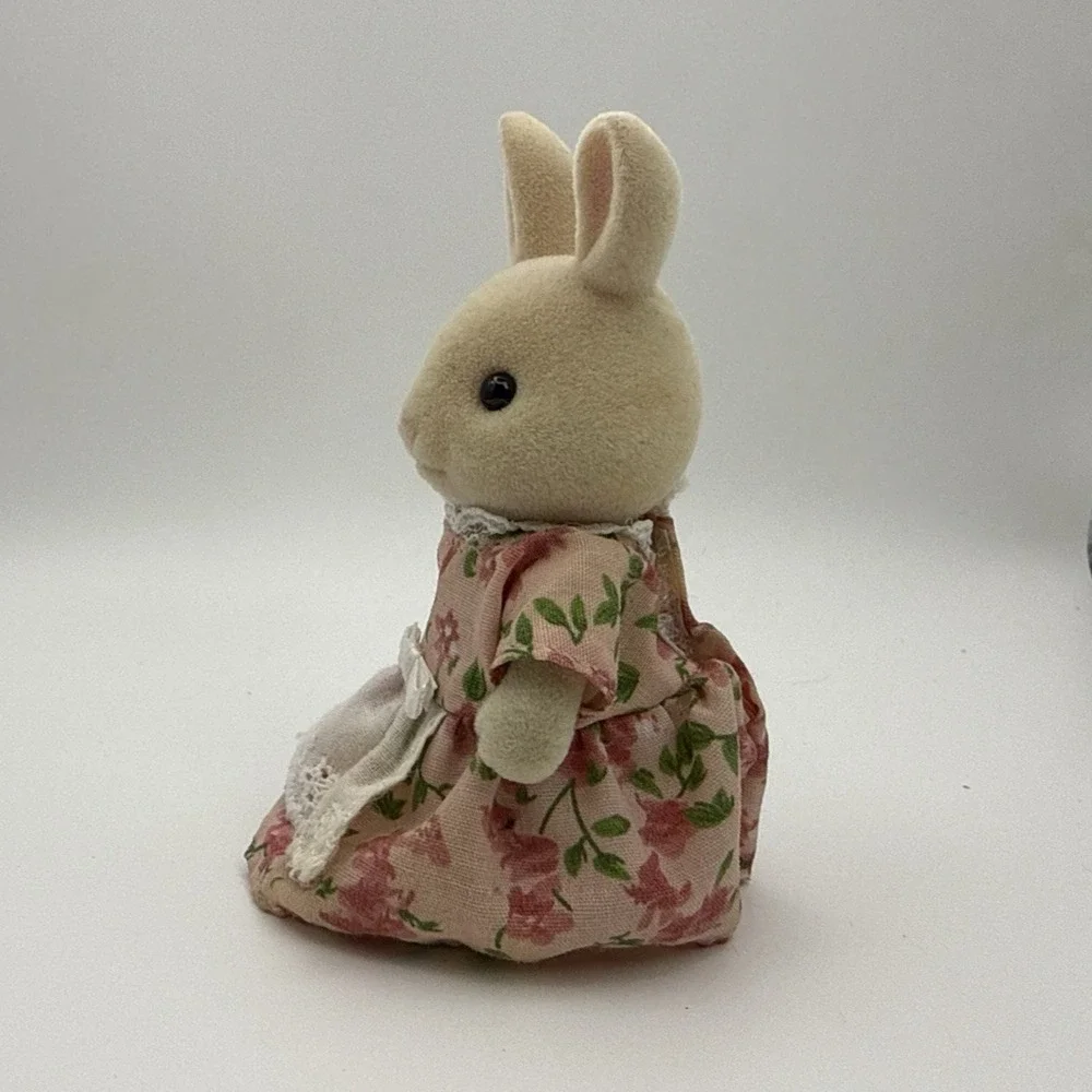 Calico Critters Sylvanian Families Periwinkle Milk Rabbit Mother Kate Figure